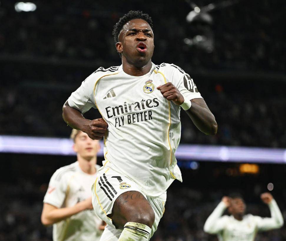 西甲领头羊易主!维尼修斯双响,皇马4-1皇家社会豪取8连胜登顶